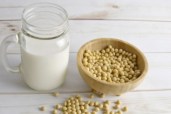 Leche con soja en una mesa